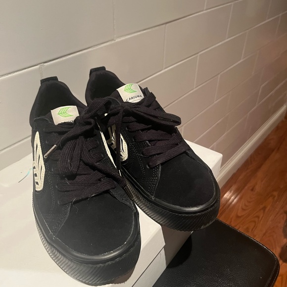 NEW Cariuma swede sneakers black - Picture 2 of 5